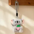 Süßer grauer Koala Plüschtier Schlüsselanhänger mit rosa Erdbeere, weiche Stofftier Tasche. - Erdbeere Koala