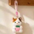 Süßer Glückskatzen Plüsch Schlüsselanhänger mit rosa Erdbeere, weiche Taschen Deko. - Erdbeer-Katze