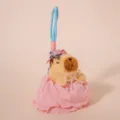 Simpatico portachiavi di peluche capybara con vestito rosa e fiocco di perle bello. - Rosa