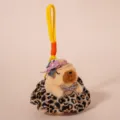 Portachiavi in peluche capibara con gonna leopardata cappello di paglia e fiocco per borsa. - Marrone