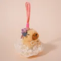 Simpatico portachiavi in peluche capibara, morbido ciondolo per borsa con gonna in pizzo. - Bianco