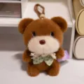 Carino portachiavi in peluche orso marrone con fiocco a pois verdi, morbido ciondolo per borsa. - Orso In Piedi