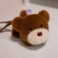 Simpatico ciondolo peluche orsetto marrone, morbida bambola di peluche borsa fascino bambini. - Orso Sdraiato