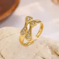 Exquisite Nahaufnahme eines vergoldeten offenen Rings mit funkelnden Zirkoniasteinen. - Stromlinienförmiger Strass Stil (JZR944-D) / Gold