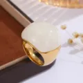 Klobiger Kuppelring mit goldenem Band und weißem Stein, eleganter Modeschmuck. - Größe 7 / Cremeweiß Stil A