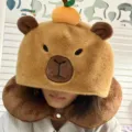 Primer plano detallado del lindo cojín de cuello con capucha capibara de peluche. - Almohada en U con Capucha de Carpincho