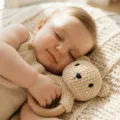 Handgemachter Häkelbär Baby Sensorik Rasselspielzeug mit Holzring für süsse Neugeborene. - Strick Bär Rassel