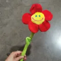 Simpatico giocattolo di peluche con fiore sorridente, morbida bambola di girasole. - Rosso / 30cm