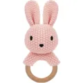 Handgehäkelte Hasen Babyrassel mit natürlichem Holzbeißring und rosafarbenem Tierspielzeug. - Strick Rosa Hase Rassel