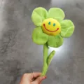Simpatico giocattolo di fiore sorridente in peluche, bambola di girasole con stelo verde per bambini. - Verde
