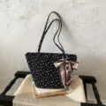 Chique bloemige damestas, stijlvolle zwart-witte schoudertas met elegante sjaaldecoratie. - Stijl Met Hanger / Zwart
