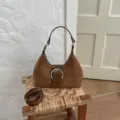 Bolso de hombro vintage de ante marrón para mujer, bolso hobo retro con hebilla, elegante. - Marrón