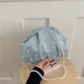 Elegante bolso de hombro plisado azul claro con correa de perlas y decoración para uso diario. - Bolso Nube con Perlas Plisado / Azul