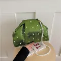 Bolso de hombro verde arrugado con perlas, elegante bolso de noche plisado con cadena de perlas. - Bolso Nube con Perlas Plisado / Verde