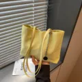 Gelbe Nylon Tote Bag für Damen, minimalistische Schultertasche mit Kette und bequemen Trägern. - Mit Anhänger / Gelb