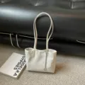 Minimalistische weiße Damentragetasche, stilvolle Umhängetasche für Pendler mit Kette. - Mit Anhänger / Gebrochenes Weiß