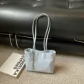 Hellblaue Umhängetasche Tote Bag mit Metallketten-Anhänger, minimalistische Tasche. - Blau