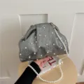 Bolso de mano tipo sobre plisado plateado con correa de perlas, bolso de noche elegante. - Bolso Nube con Perlas Plisado / Gris