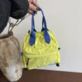 Gelber Kordelzug-Eimerbeutel mit blauen Henkeln, lässige Handtasche für Damen im Alltag. - Gelb