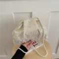 Sac pochette plissé de perles pour femmes, élégant sac à bandoulière de soirée avec chaîne, chic. - Sac Nuage à Perles Plissé / Blanc Cassé