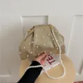 Sac pochette plissé doré élégant avec décorations de perles et bandoulière en perles style variant. - Sac Nuage à Perles Plissé / Or