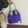Lila Kordelzug Eimerbeutel mit grünen Griffen, lässige Handtasche für Damen neu. - Dunkellila