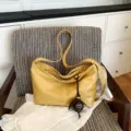 Bolso cruzado retro informal de gran capacidad para mujer, elegante bolso de cuero suave. - Con Colgante / L / Amarillo