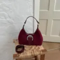 Bolso de hombro de ante burdeos para mujer, bolso retro de otoño con hebilla metálica. - Rojo