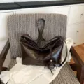 Bolso bandolera hobo vintage de cuero marrón oscuro para mujer, elegante bolso grande. - Con Colgante / L / Café