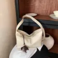 Gran capacidad bolso de hombro casual vintage para mujer, bolso de mano de cuero PU suave, beige. - Con Colgante / S / Blanco Roto