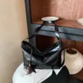 Gran capacidad retro casual bolso de hombro para mujer, elegante bolso tote brillante. - Con Colgante / S / Negro