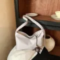Bolso de hombro informal grande y suave, bolso cruzado de cuero PU minimalista para mujer. - Con Colgante / S / Gris