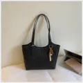 Elegante bolso de mano trenzado negro para mujer, gran capacidad para trabajo diario. - Con Colgante / Negro