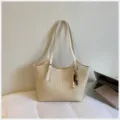 Bolso tote tejido beige para mujer, elegante bolso de hombro grande para el trabajo. - Con Colgante / Blanco