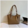 Elegante bolso de mano tejido marrón para mujer, bolso de hombro de cuero con cuentas de madera. - Con Colgante / Caqui