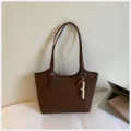 Bolso tote de hombro tejido marron de gran capacidad para mujer, elegante para diario. - Con Colgante / Café