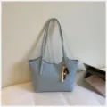Elegante bolso de hombro tejido azul claro para mujeres estilo diario oficina y universidad. - Con Colgante / Azul claro