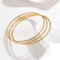 Minimalistische dreifach gestapelte Armreifen aus Titanstahl mit feiner Goldstruktur. - JZB1253 Einzelner Ring / Gold