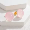 Rosa glitzernde Halbkugel Ohrstecker Detailansicht, süßer Schmuck mit geometrischem Stil. - Rosa