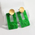 Grüne rechteckige hohle Harz Ohrringe mit goldenen runden Ohrsteckern geometrischer Schmuck - Grün
