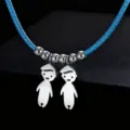 Blaue geflochtene Lederkordel Halskette mit Silberperlen und zwei süßen Jungen Mädchen Anhängern - Zwei Jungen / Stahlfarben