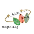 Vista dettagliata del bracciale aperto con foglie smaltate colorate e perle in acciaio. - Stile Foglia
