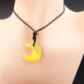 Collar con colgante de luna de piedra ojo de gato amarilla con cuerda trenzada negra. - Solo Colgante (Sin Cadena) / Amarillo