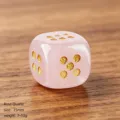 Dado In Pietra Di Quarzo Rosa Naturale 15mm Angoli Arrotondati Accessorio Per Gioco Tavolo - Quarzo Rosa (Numero articolo: 1781 Dadi Angolo Arrotondato) / 1 Pezzo / Rosa Traslucido