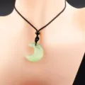 Collar con colgante de media luna de piedra ojo de gato verde con cordón trenzado negro. - Verde