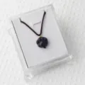 Blauer Sandstein Katzenpfote Anhänger Halskette mit brauner Kordel in transparenter Box für Geschenk - Blau Goldfluss