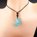 Collar con Colgante de Luna en Piedra Ojo de Gato Cuerda Trenzada Azul Claro Joyería - Azul claro