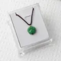 Grüner Aventurin Katzenpfote Anhänger Halskette mit brauner Kordel und Acrylbox - Gefärbte malaysische Jade