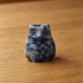 Natuerlicher Edelstein geschnitzte Eulen Figur, 1-Zoll Mini Kristall Tier Statue Dekoration. - Blaupunktstein