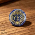 Natürlicher Sodalith Entscheidungsstein rund gravierter Yes Stein für Weissagung Heilung 25mm - Blauadernstein